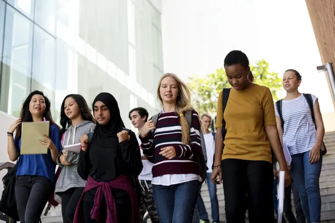 Mångfald bland studenter vid universitet – gratis mensskydd är ett viktigt steg mot jämlikhet i högre utbildning.