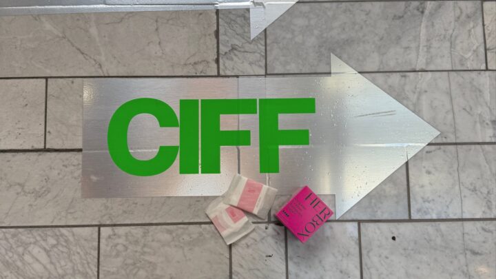 Grøn "CIFF"-pil på gulv ved siden af sanitære produkter.