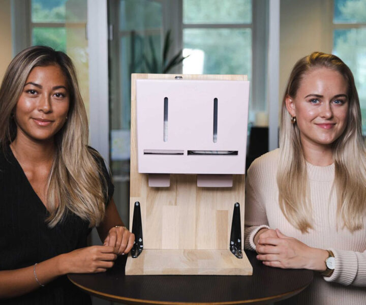 Bild på grundarna av Herbox Hanna och Linn med den första prototypen av Herbox dispenser för tamponger i två storlekar