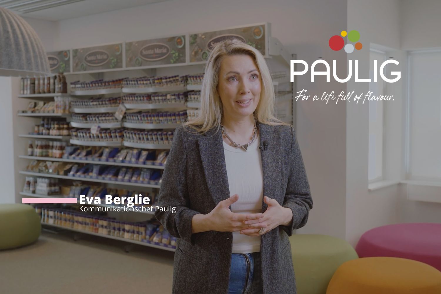 En representant från Paulig berättar om sina erfarenheter av att erbjuda gratis mensskydd via Herbox i företagets lokaler.