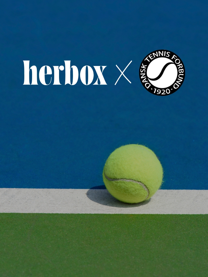 Herbox logotyp och Danska tennisförbundets logotyp framför en tennisplan med en en tennisboll.
