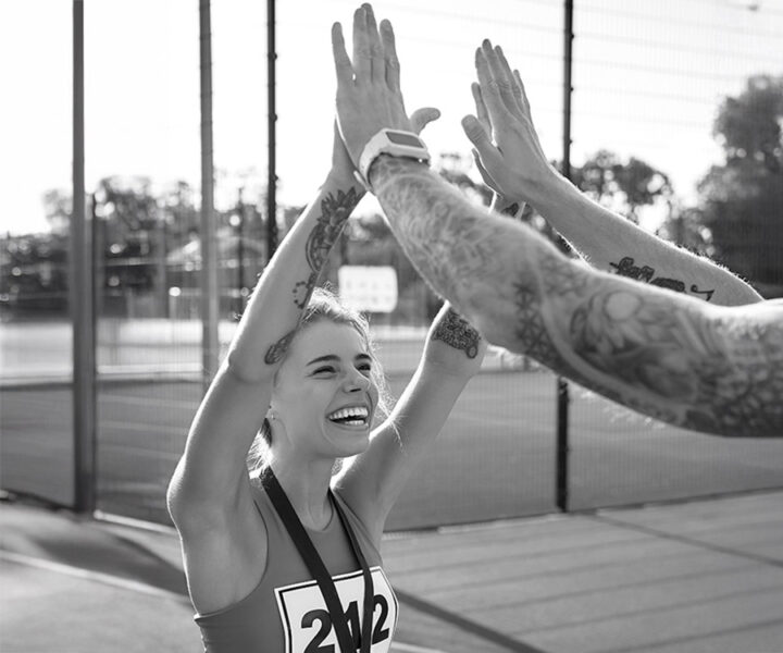 idrottare-glad-highfive-mensskydd-till-föreningar