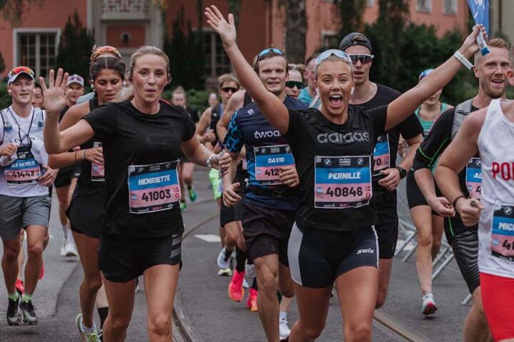 Bild från Oslo Marathon 2023 när deltagarna passerar mållinjen