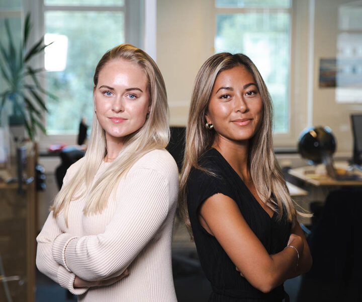 Grundarna av Herbox står rygg mot rygg med armarna i kors i ett kontor.