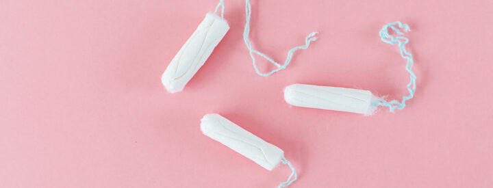 Tre vita tamponger på en rosa bakgrund.