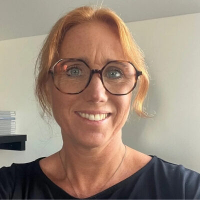 Åsa Andorff Hotel Manager, First Hotel Kokoloko med glasögon och rött hår ler mot kameran.