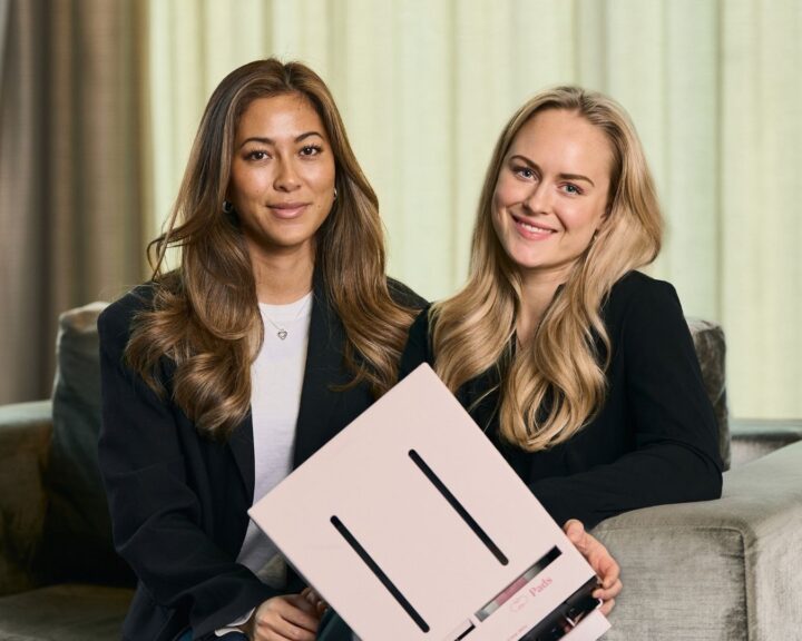 Herbox-oprichters Hanna en Linn presenteren hun dispenser voor menstruatieproducten in een huiskameromgeving