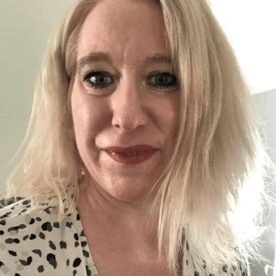 Jenny Kämpe Elevhälsochef på Hedemora Kommun med blont hår och vit-svart mönstrad topp.