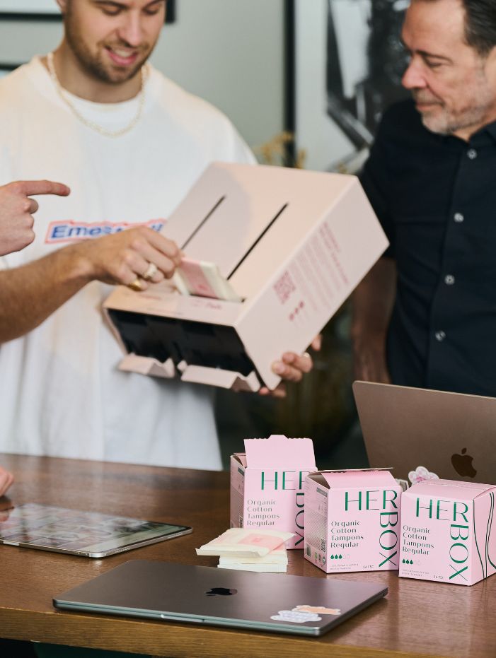 Arbetsplatsmöte där team diskuterar mensskydd och arbetsmiljöfrågor.