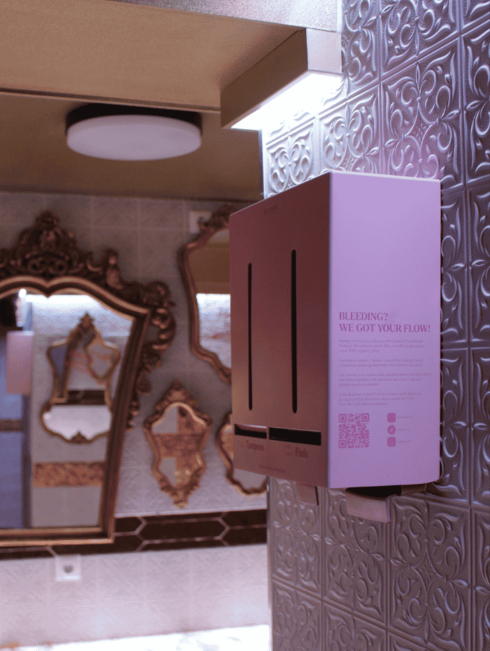 Modern horeca toiletinterieur met dispenser voor menstruatieproducten binnen een stijlvolle hospitality omgeving